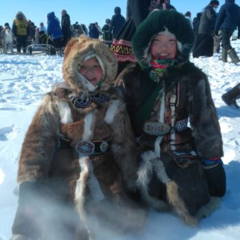 Во время празднования  Дня оленевода в долганском поселке Сындасско. Девочкам тане и Мире очень тепло в долганской одежде.