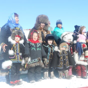 Во время праздника Дня оленевода мастерицы показывают сшитую своими руками национальную одежду. п.Сындасско