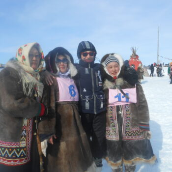 На фото изображены победительницы оленьих гонок среди женщин. п.Сындасско